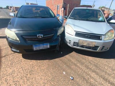 Imagem da notícia Suposto jornalista esquece sinalização e bate em carro na preferencial em Costa Rica